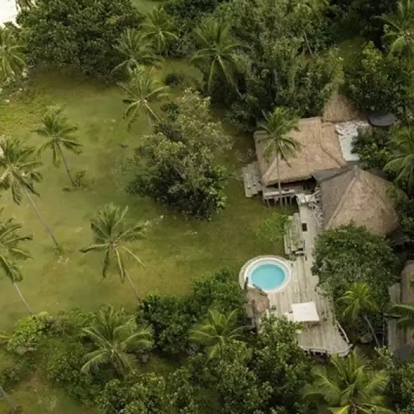 La decoración de este paradisiaco lugar es 100% natural. Todas las infraestructuras son de madera, piedra, cristal, caña, etc.