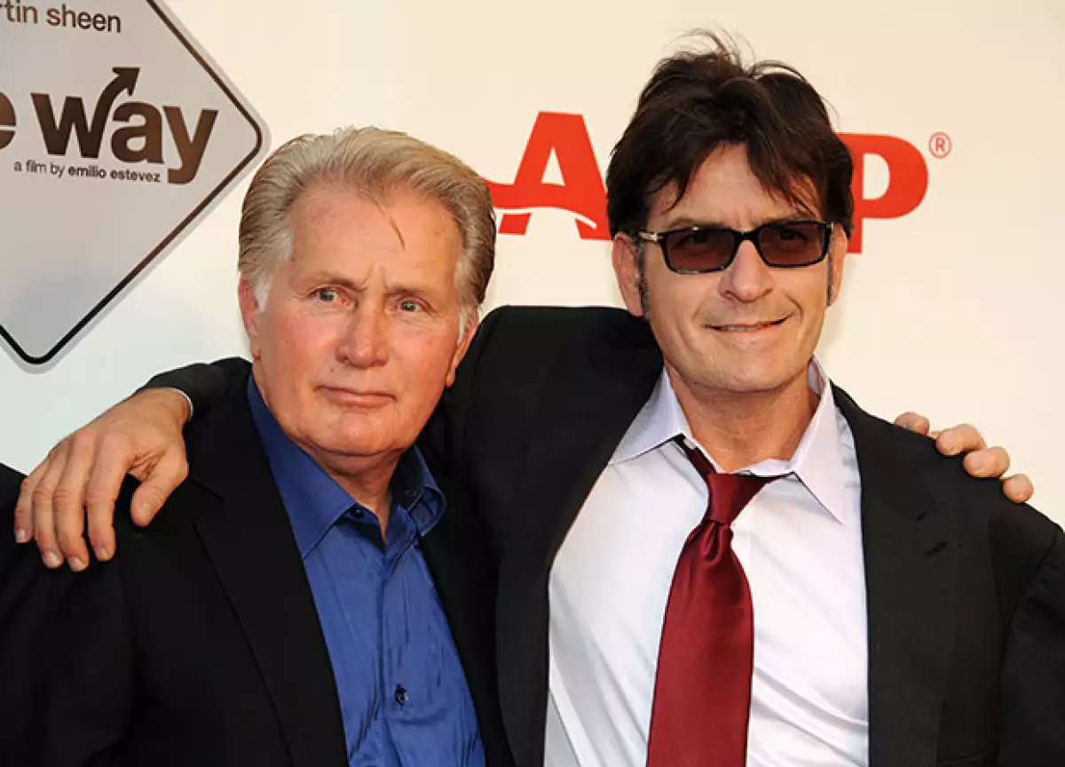 El actor Martin Sheen está orgulloso de lo "valiente" que ha sido su hijo al admitir que es VIH positivo y ha querido mostrarle todo su apoyo.