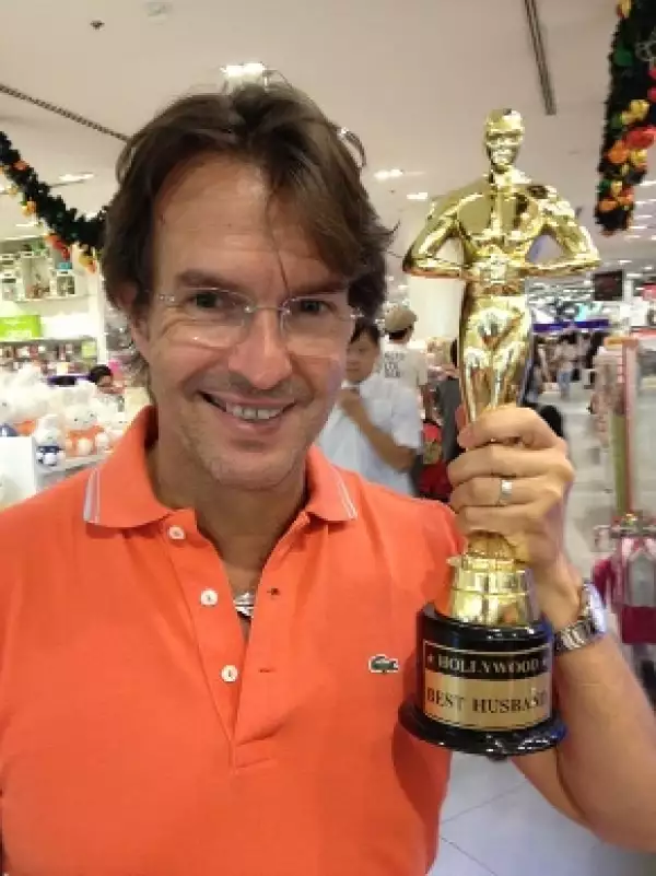 Pao le dio el premio Mejor Marido a Chobi. (Foto: Twitter/@PaolaAlbarr