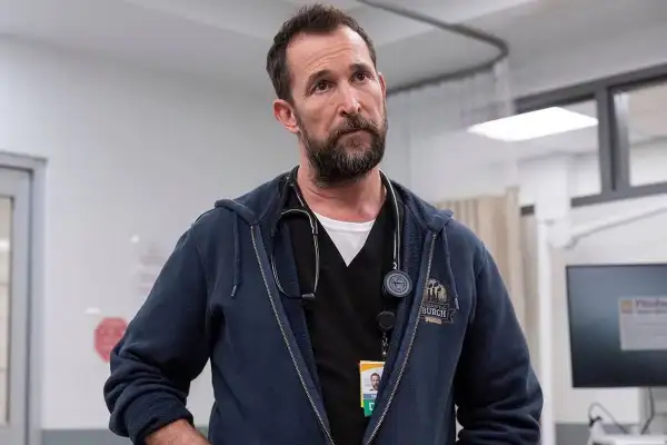 Noah Wyle, protagonista de la serie de drama médico The Pitt en el papel del doctor Michael "Robby" Robinavitch