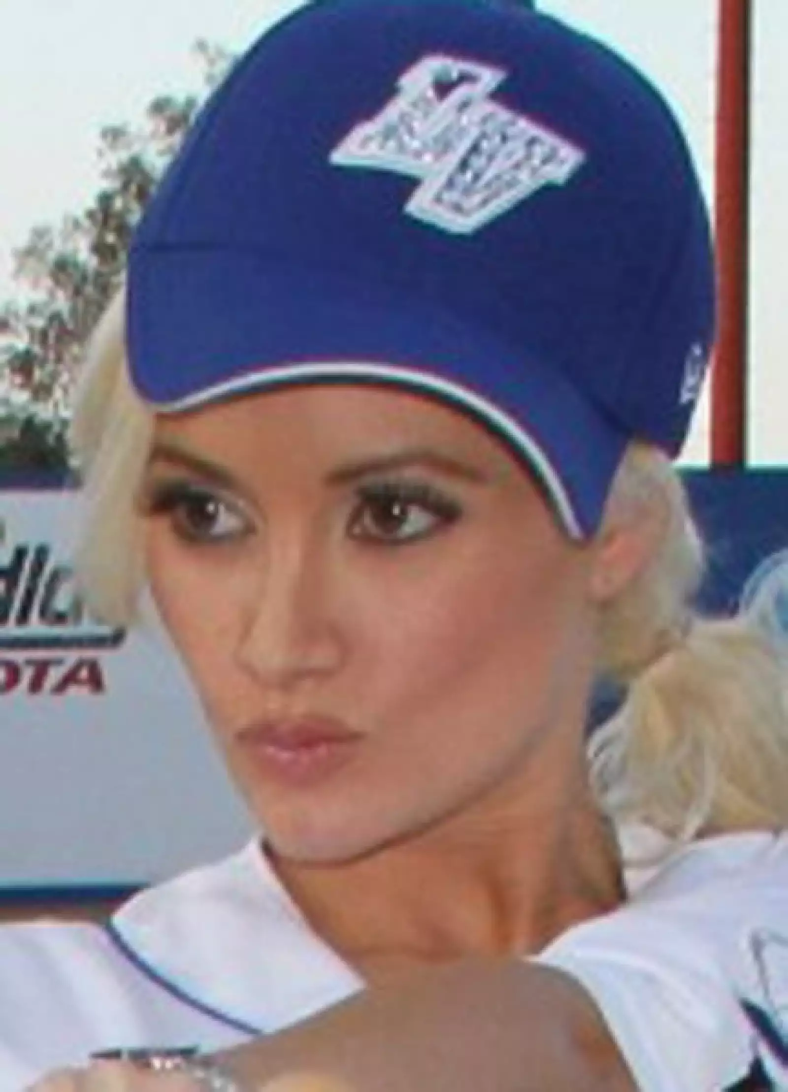 Holly Madison, donde pone el ojo, pone la bala.