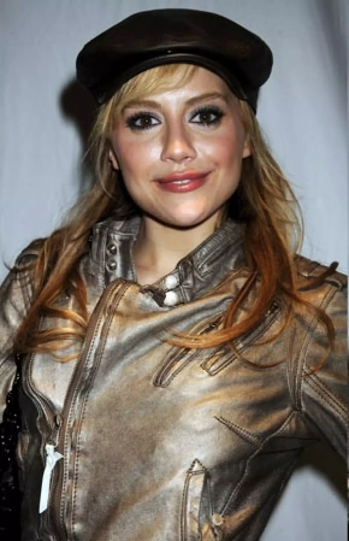 La actriz Brittany Murphy, de 32 años, murió la mañana de hoy domingo víctima de un paro cardiaco.