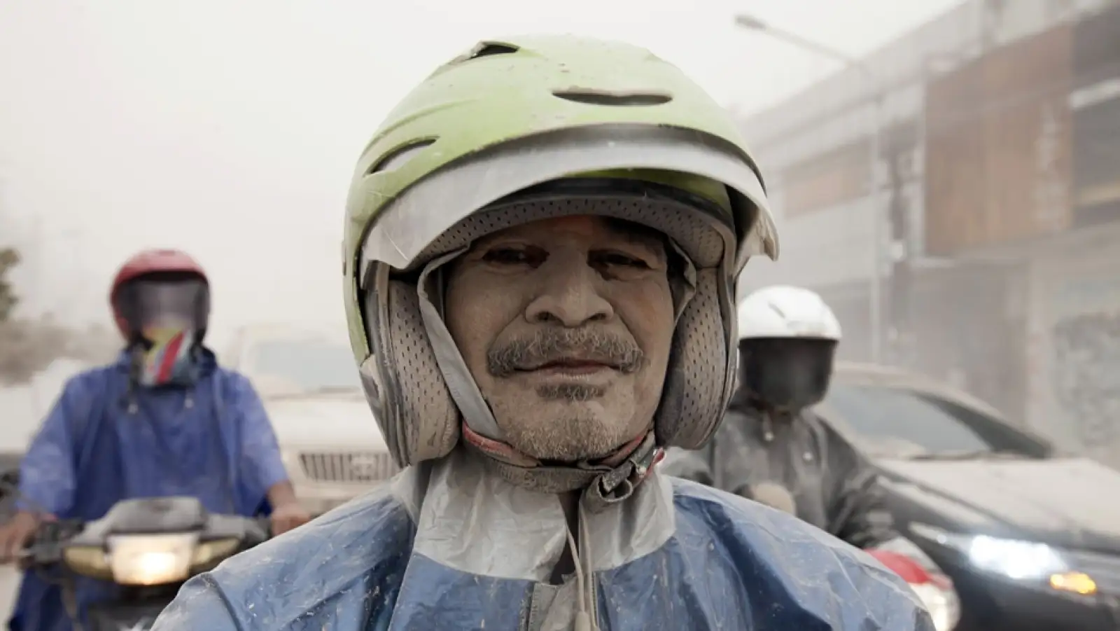 un motociclista cubierto con cenizas