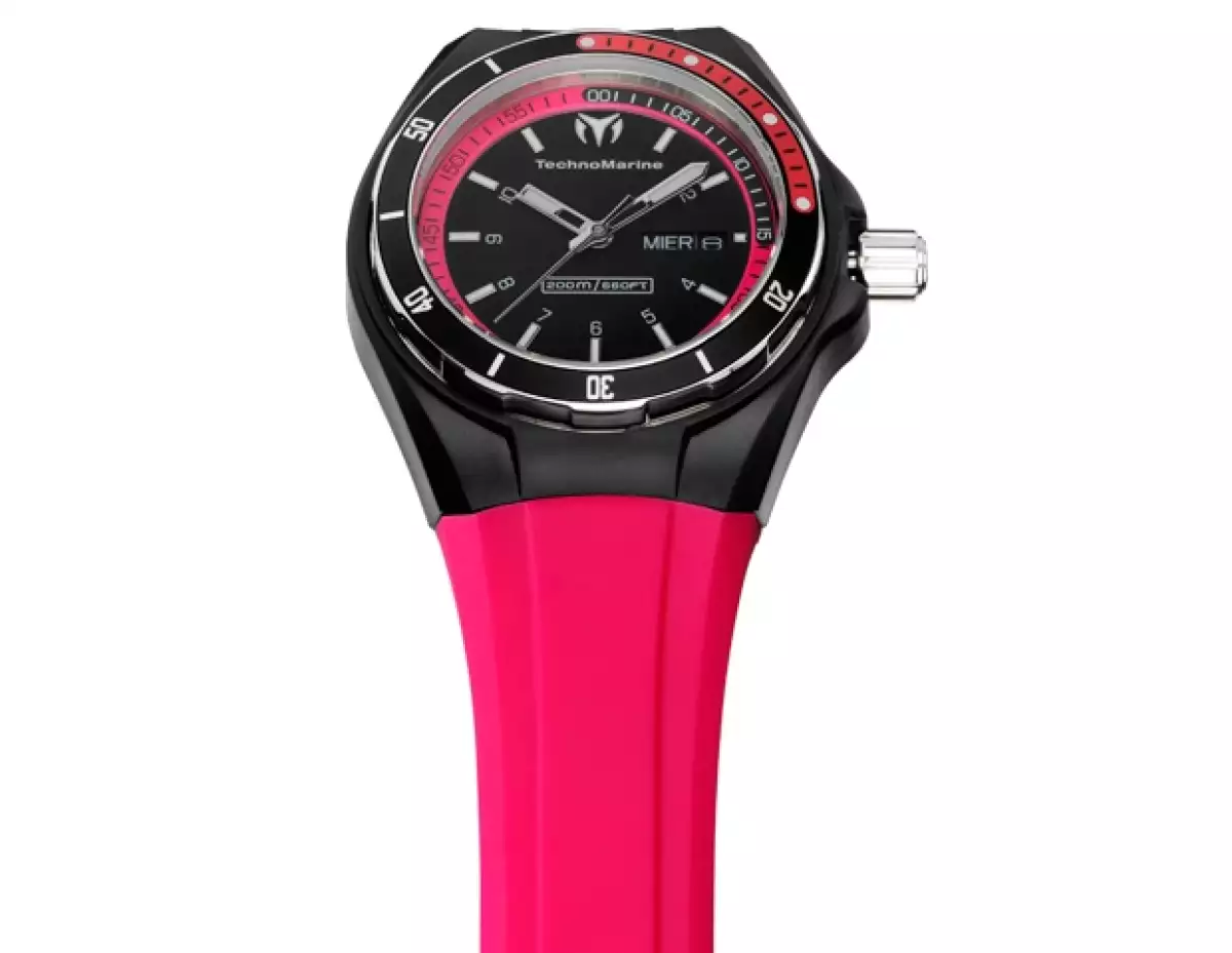 Para la puntualidad este reloj de Cruise Sport Technomarine la estará esperando en su cuarto de hotel.