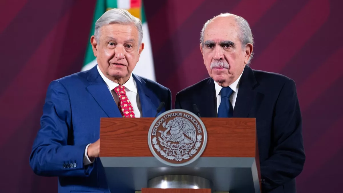Andrés Manuel López Obrador, Presidente de México, y Pablo Gómez Álvarez, titular de la Unidad de Inteligencia Financiera (UIF) de la Secretaría de Hacienda y Crédito Público (SHCP), durante la mañanera.