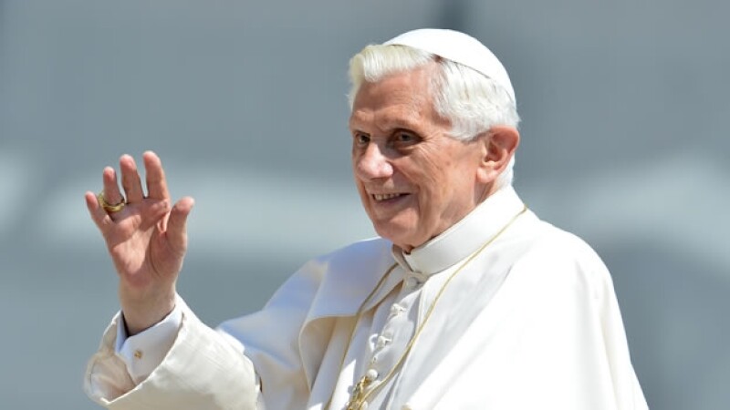 El Papa Benedicto saluda en el Vaticano