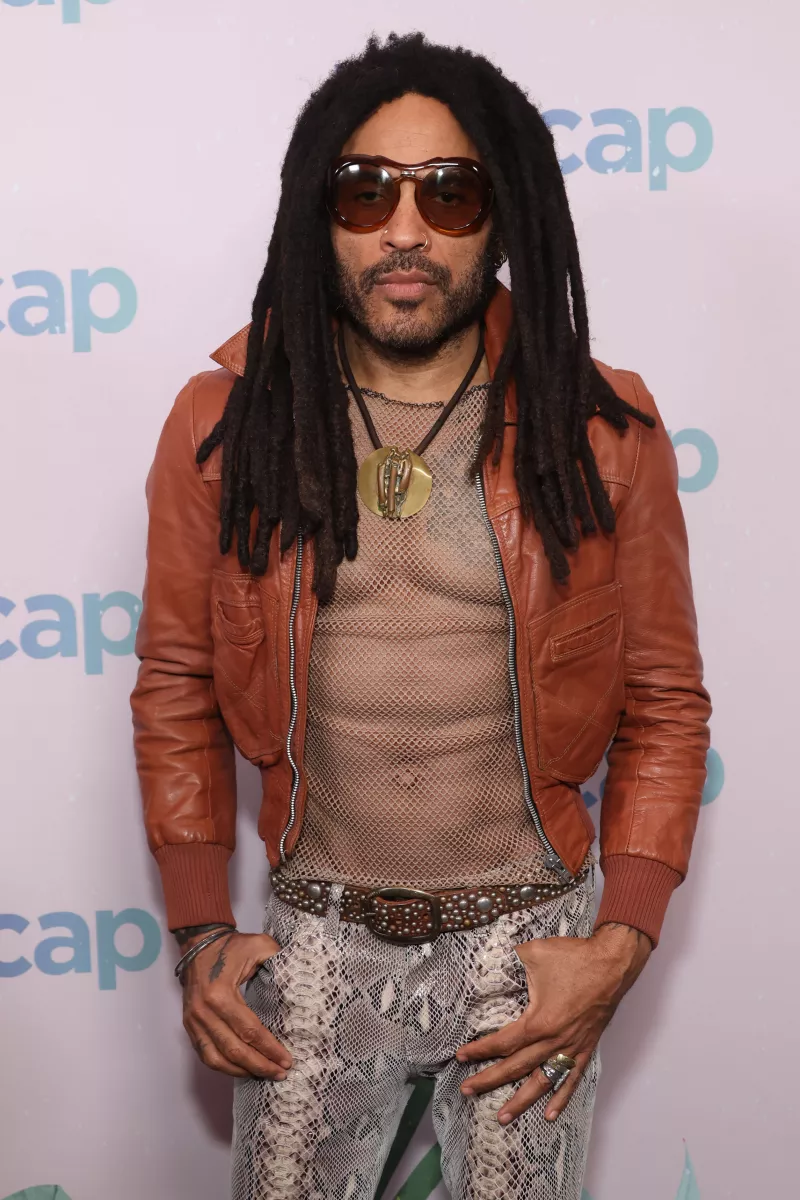 Lenny Kravitz usando camisas transparentes y de red 