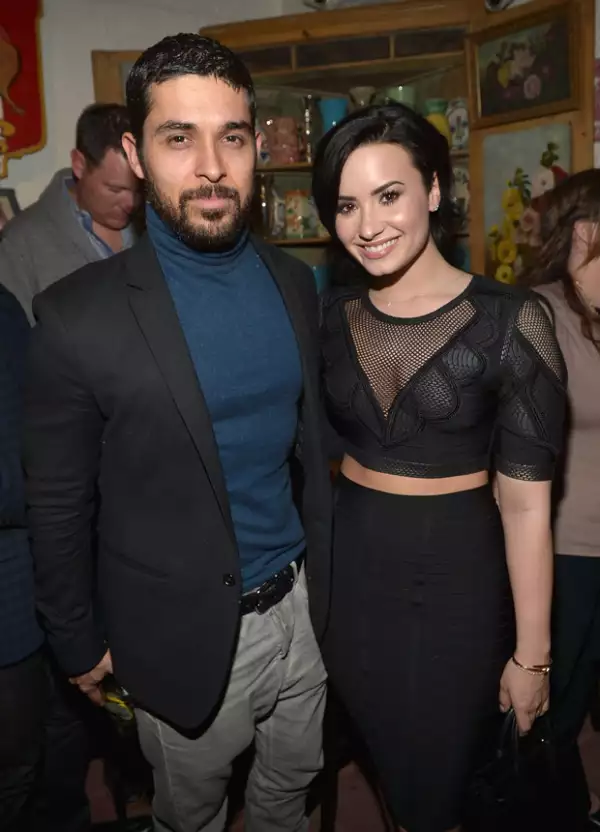 Wilmer Valderrama y Demi Lovato mantienen una estable relación. Fuentes aseguran que ella está muy enamorada y pronto espera casarse con el actor.