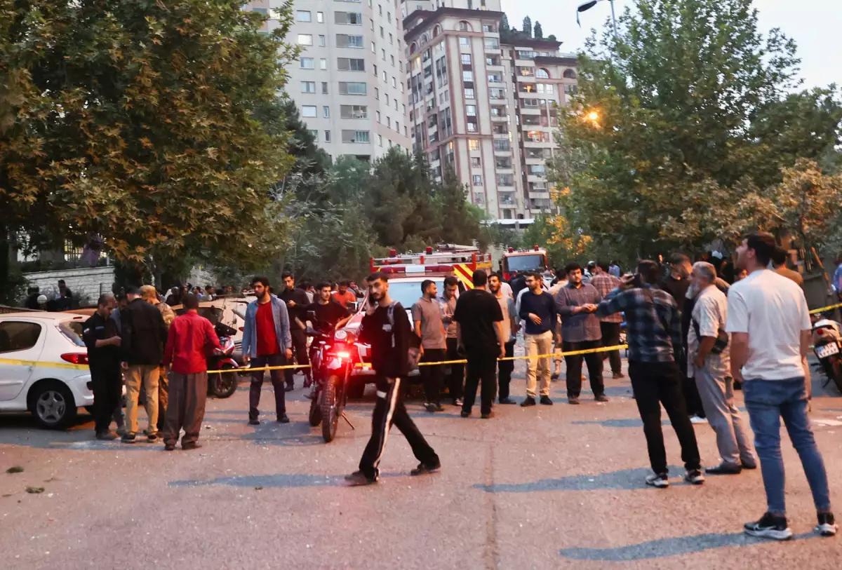 La gente se reúne en la calle a raíz de los ataques israelíes, en Teherán, Irán, el 13 de junio de 2025.