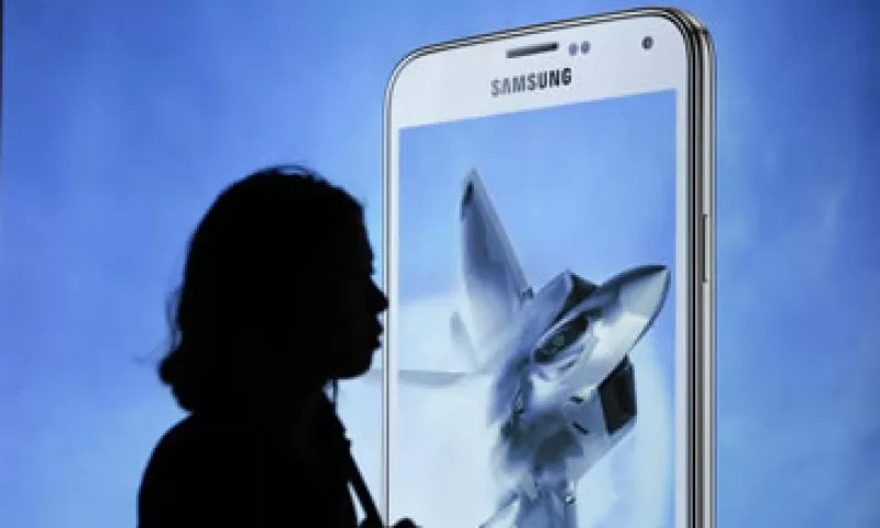 Especialistas estiman que Microsoft gana 2,000 mdd al año en regalías por móviles Android producidos por Samsung y otras firmas. (Foto: Reuters)