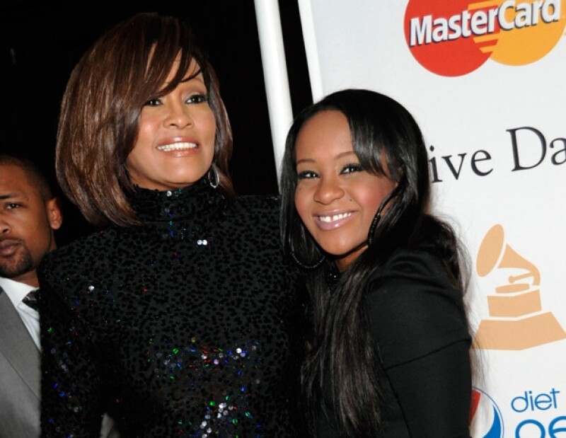 La hija de Whitney, Bobbi Kristina, no ha podido superar la muerte de su madre, por lo que también tiene un grave problema con las drogas.