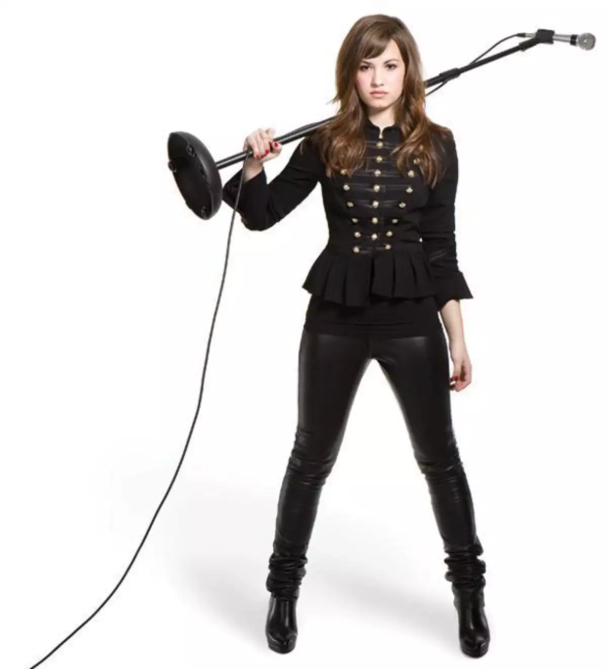 Demi en un look total black para su álbum Dont Forget.