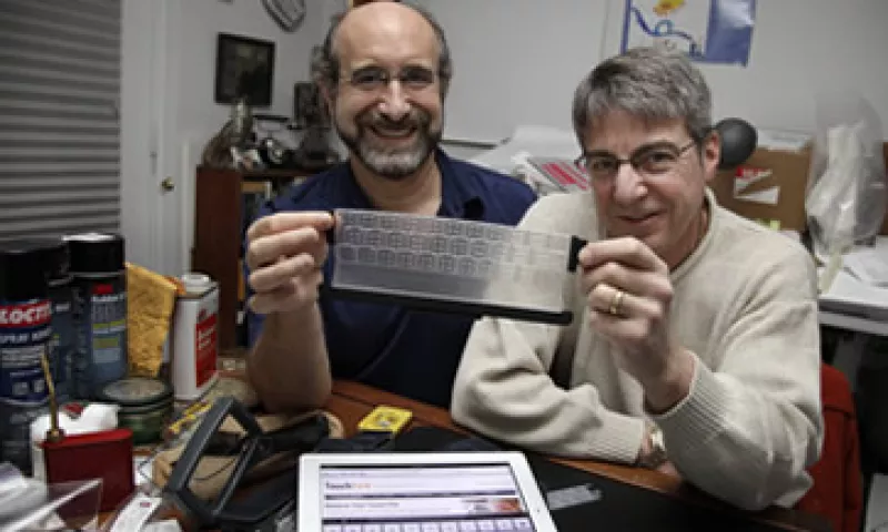 Steven Isaac (i), director general de TouchFire, y Brad Melmon, director de desarrollo de productos, muestran el invento. (Foto: AP)