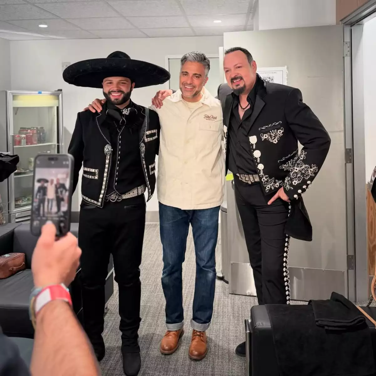 jaime-camil-con-los-aguilar.jpg