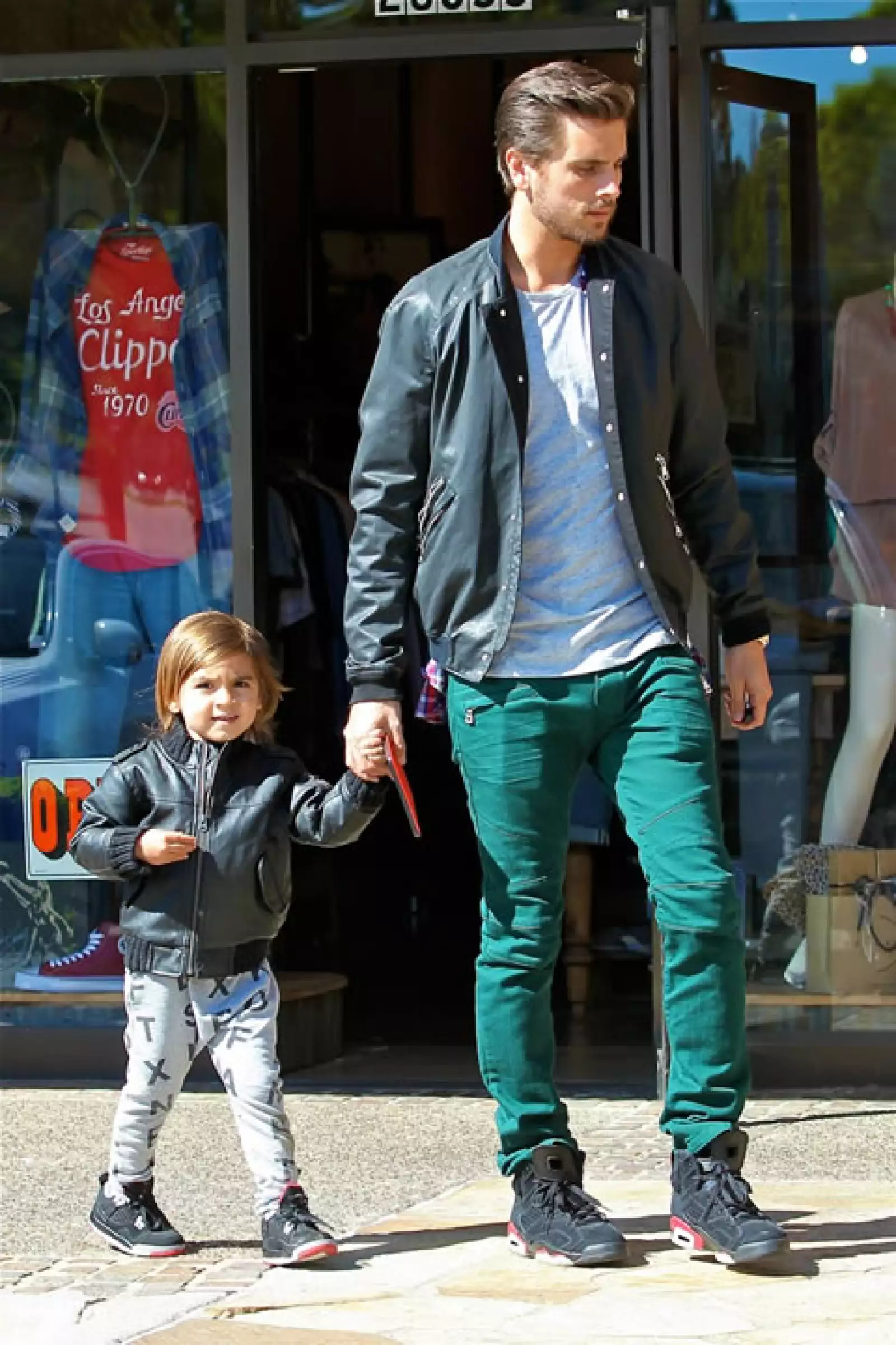 Rockero como papá. Aquí con una chamarra de piel y pantalones estampados.