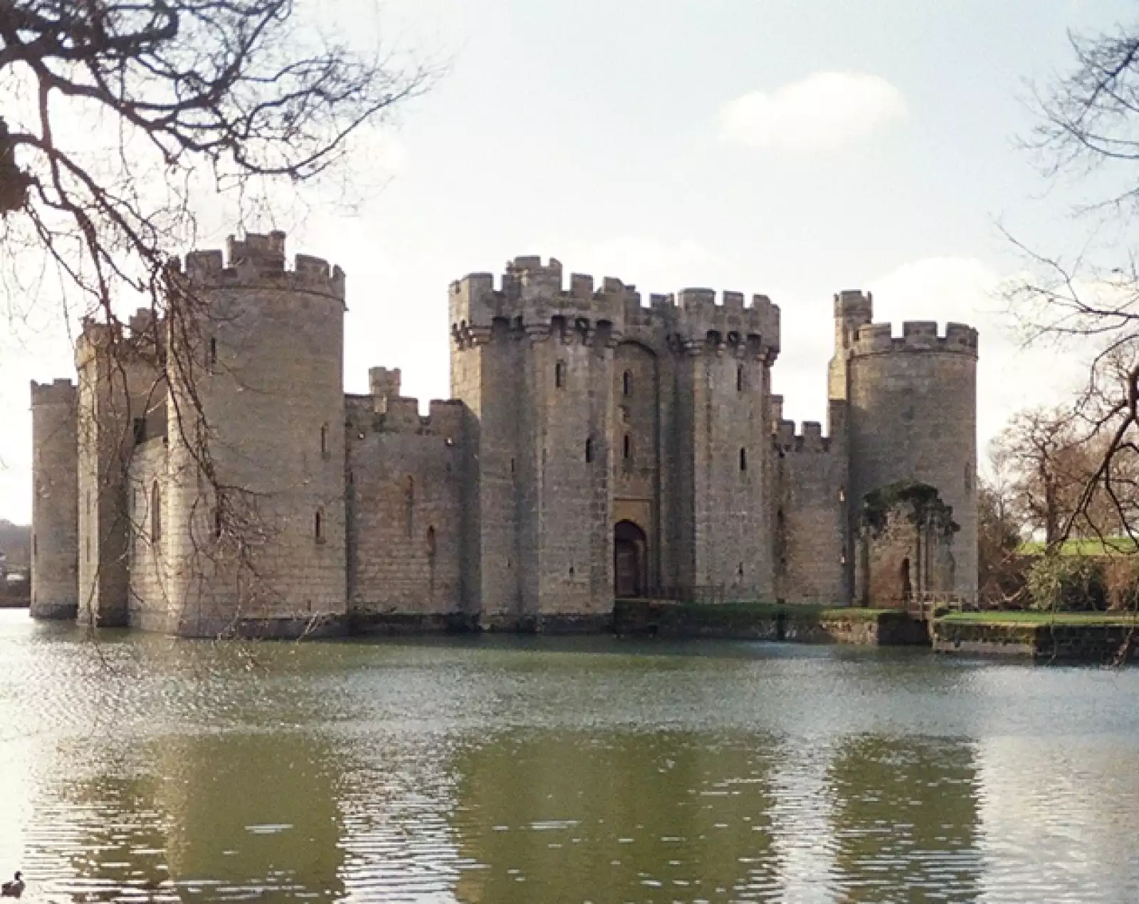 Esta fortaleza se encuentra cerca de Robbertsbridge. Fue construido en 1385 por la invasión francesa.