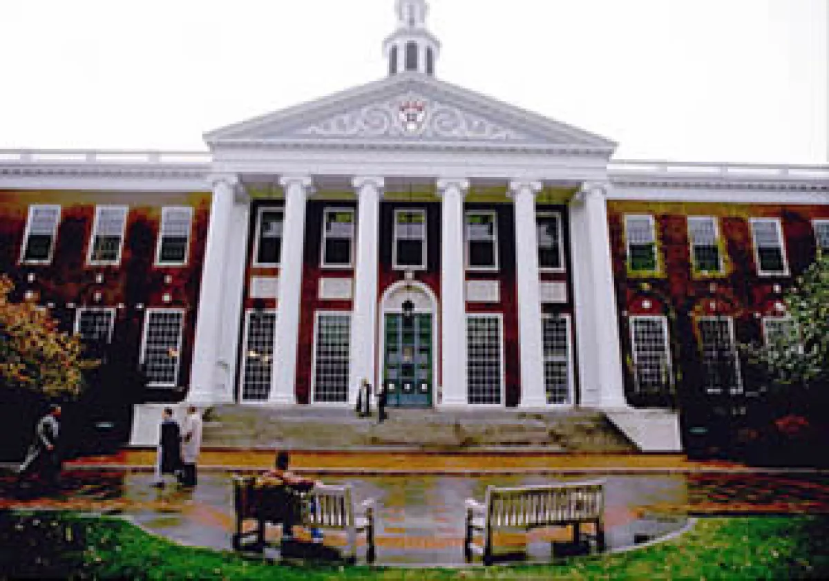 Harvard es una de las universidades que enfrenta retrasos en los pagos de sus alumnos. (Foto: Fortune)