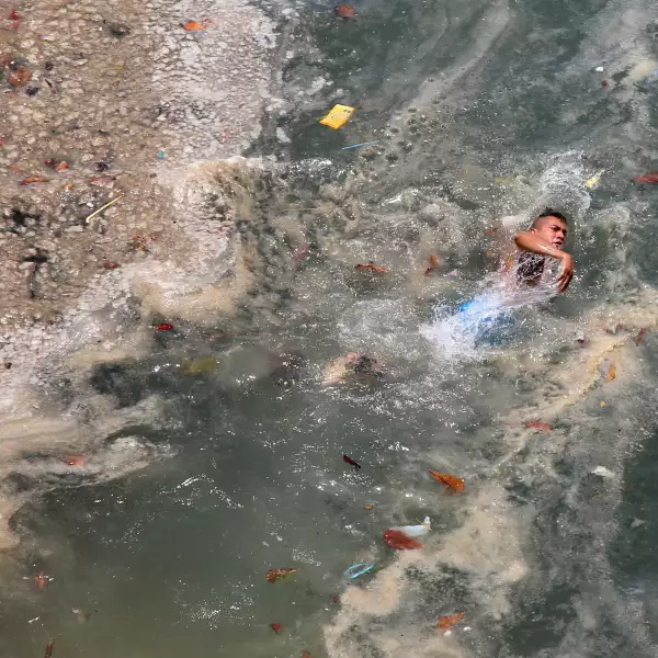 Contaminación en la playa La Angosta, Acapulco.