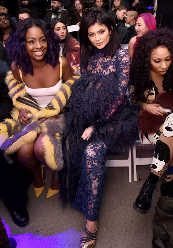 La modelo lució en el V FILES show un atrevido look con el que acaparó toda la atención.