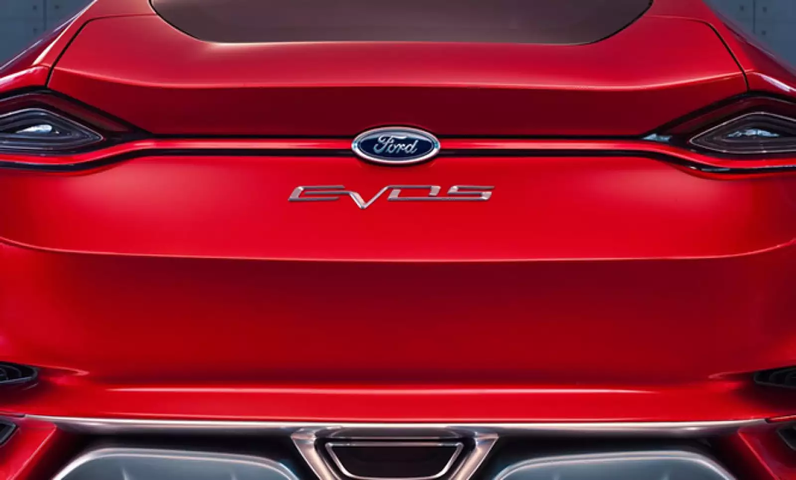 Ford no anticipa detalles sobre su potencia o prestaciones, pero ha asegurado que permite mover al EVOS de forma totalmente eléctrica o con los dos motores (combustión y eléctrico).