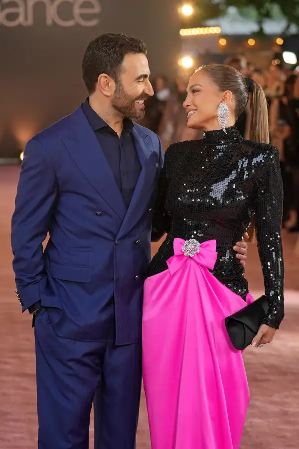 Jennifer Lopez y Brett Goldstein