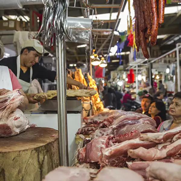 En el mercado de Portales, los usuarios encuentran precios módicos para sus bolsillos, ya que una cena que incluye lomo y ensalada para 10 integrantes cuesta 130 pesos por persona. 