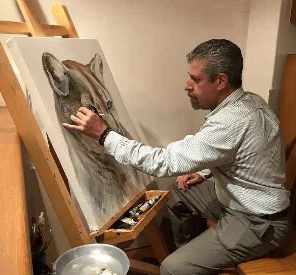 Rafael Gual, exdirector de Canifarma, pintando un cuadro de un lobo.