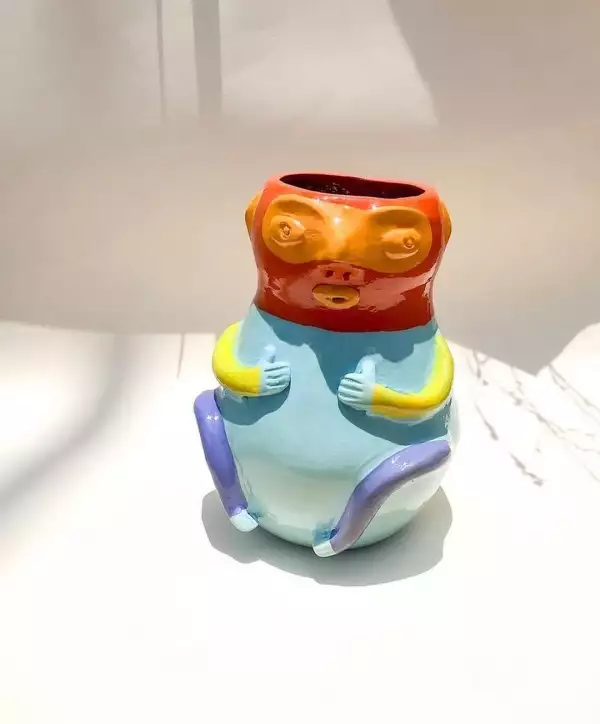 Figura de cerámica con varios colores pintados a mano
