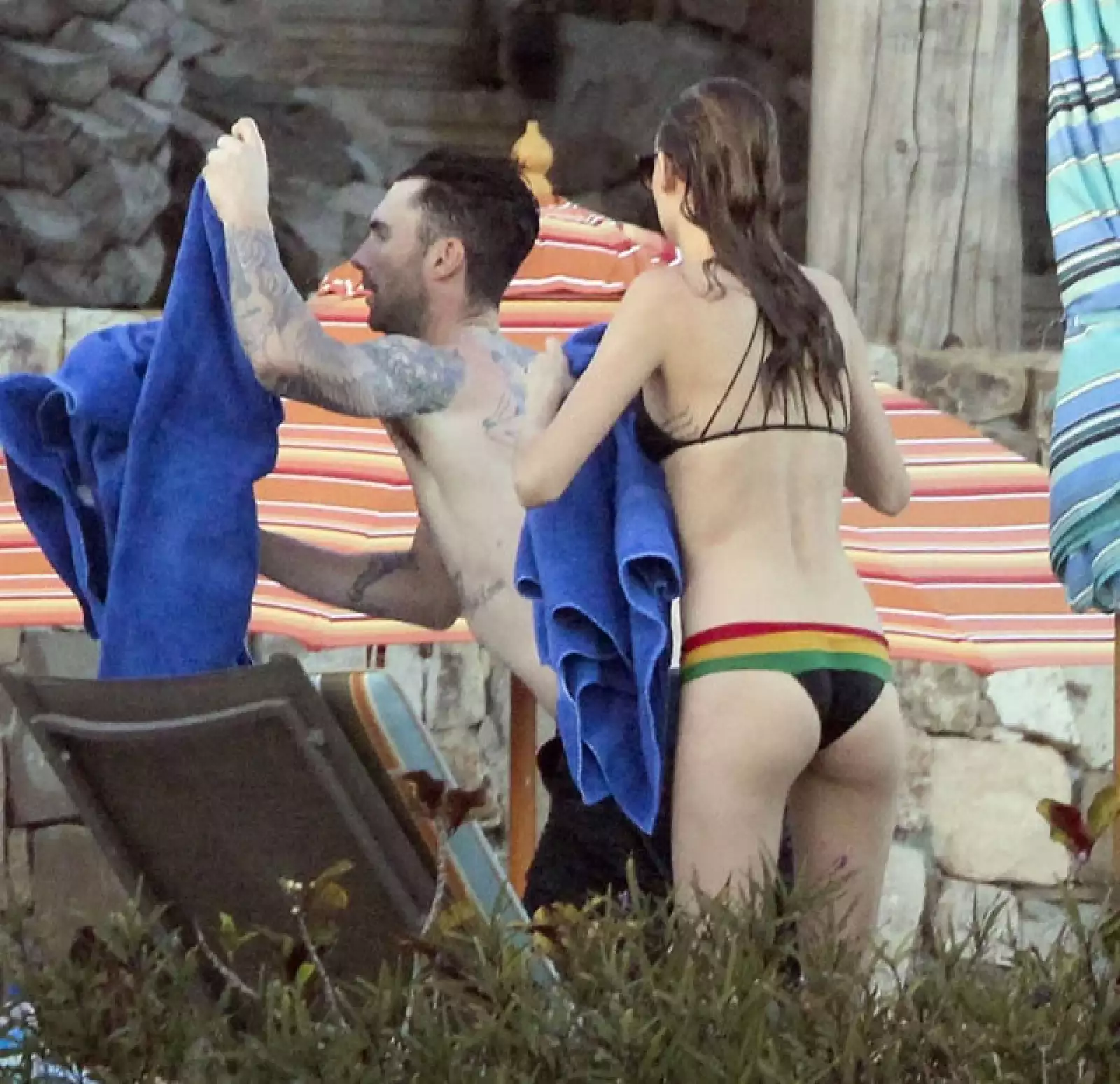 La modelo lució su escultural figura mientras Adam mostró su abdomen definido y sus diversos tatuajes.