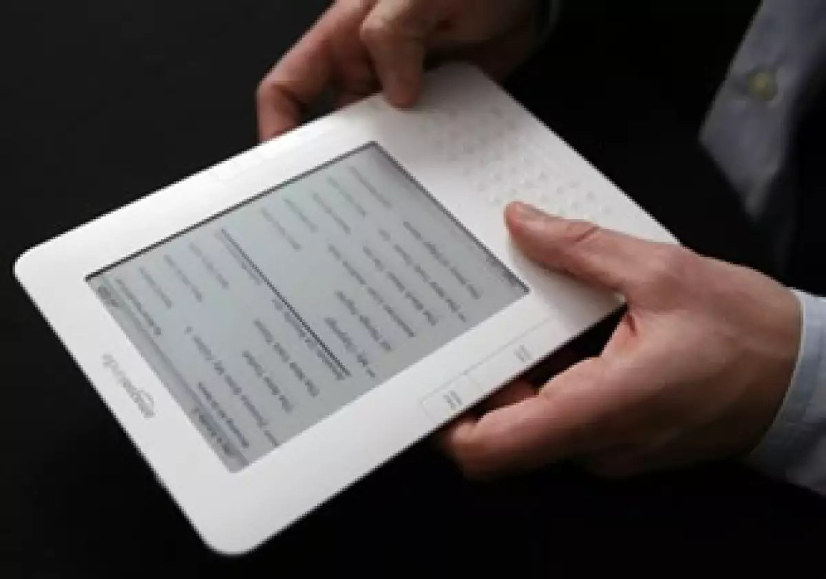 Las presiones de las editoriales y la nueva competencia de la tablet pc de Apple ponen en riesgo el liderazgo del Kindle (Foto: AP)
