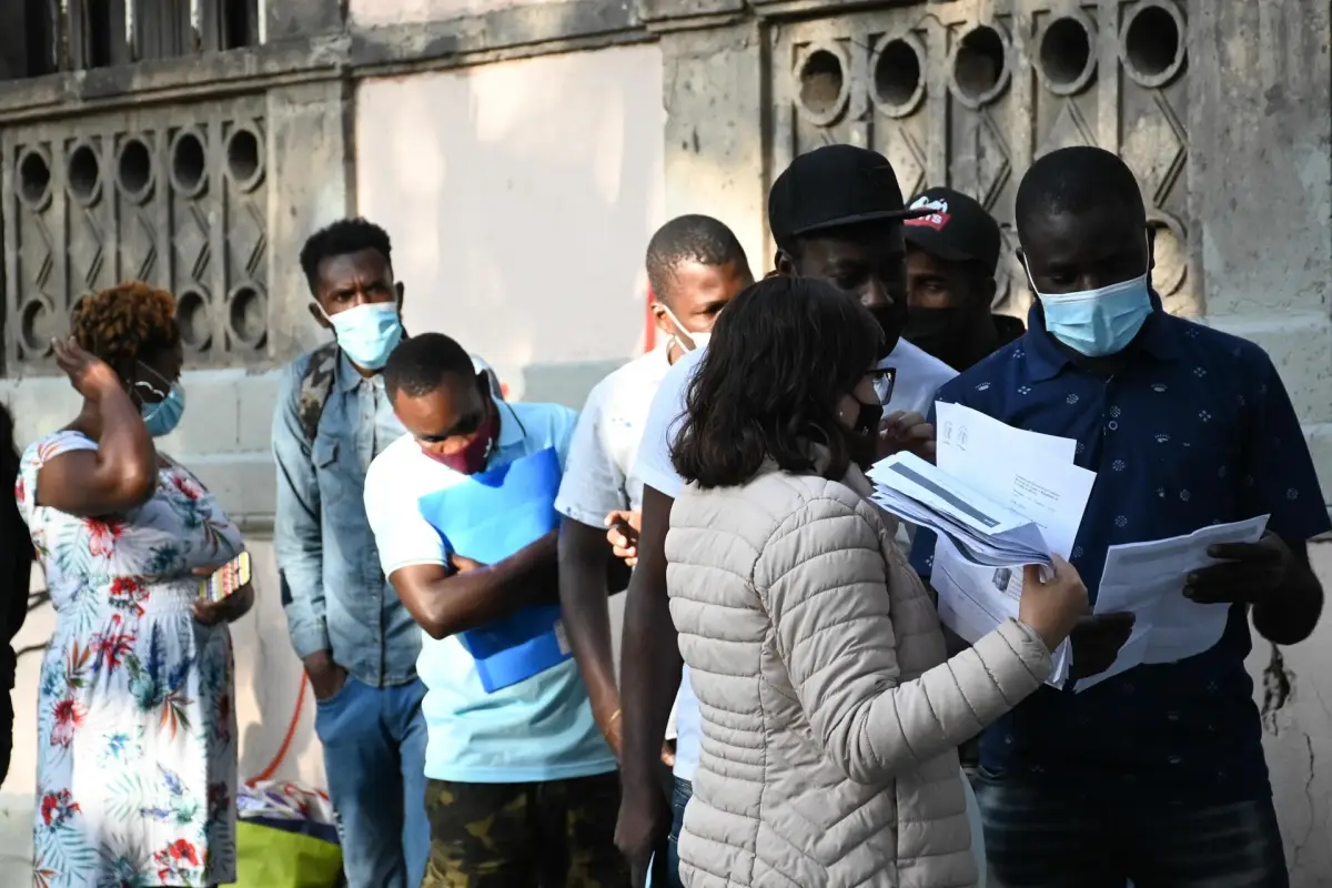 Cientos de haitianos y centroamericanos asistieron a las instalaciones de la Comisión Mexicana de Ayuda a Refugiados (COMAR) 