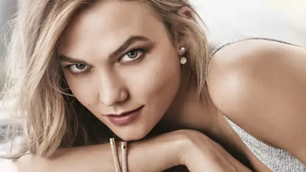 La firma austriaca le da la bienvenida a la top de 23 años como imagen de la casa de accesorios. La modelo estadounidense reemplaza a Miranda Kerr y protagoniza la campaña 'Be Brilliant'.