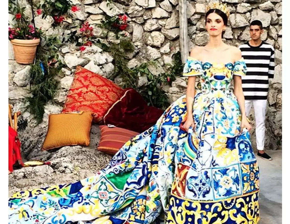 Los vestidos llevaban dibujos pintados a mano.