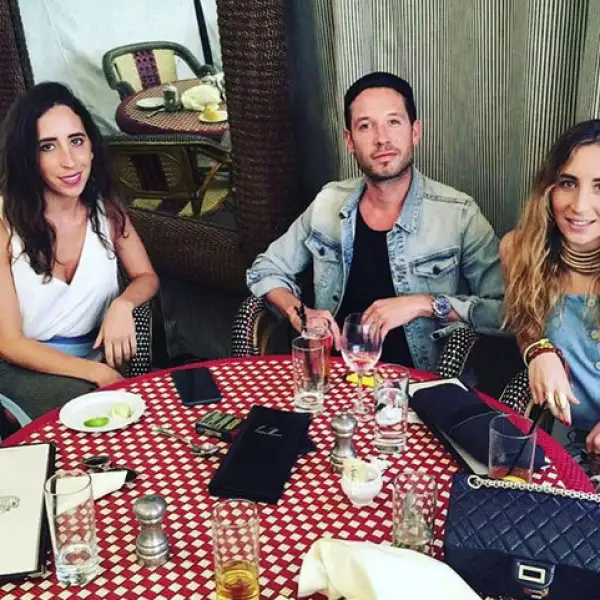 En Los Ángeles las hermanas de la Borbolla in all the cool places junto con Alan de la Peña.