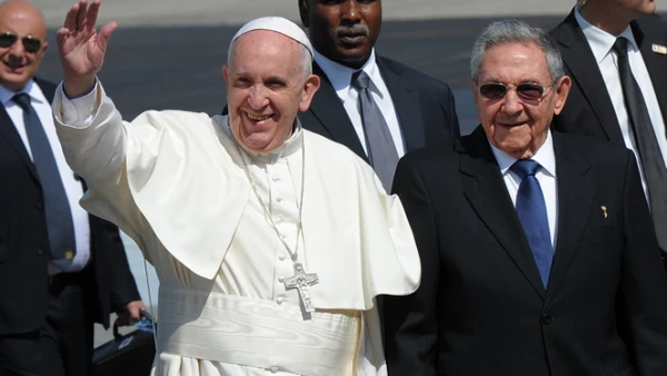 El pontífice fue recibido por el mandatario Raúl Castro a su llegada a suelo cubano.