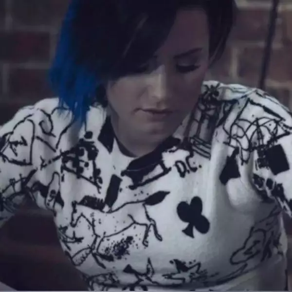 Demi es otra de las adictas a jugar con el color de su pelo, aquí la vemos presumiendo un azul eléctrico.
