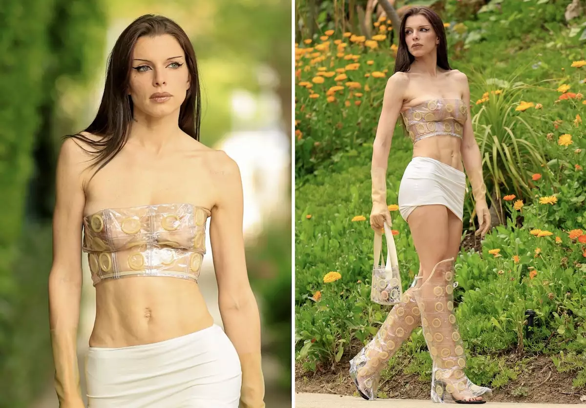 Julia Fox con un conjunto hecho con condones. 