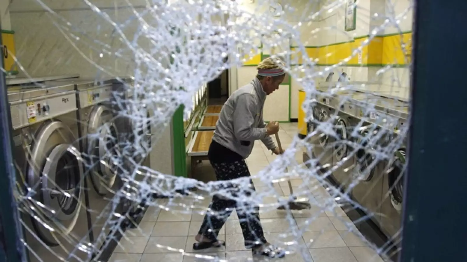 un trabajador limpia una lavanderi