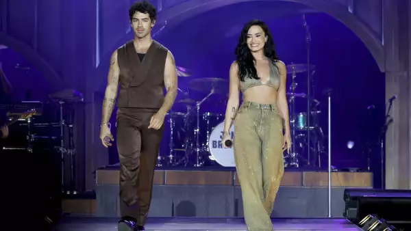 jonas-brothers-demi-lovato.jpg