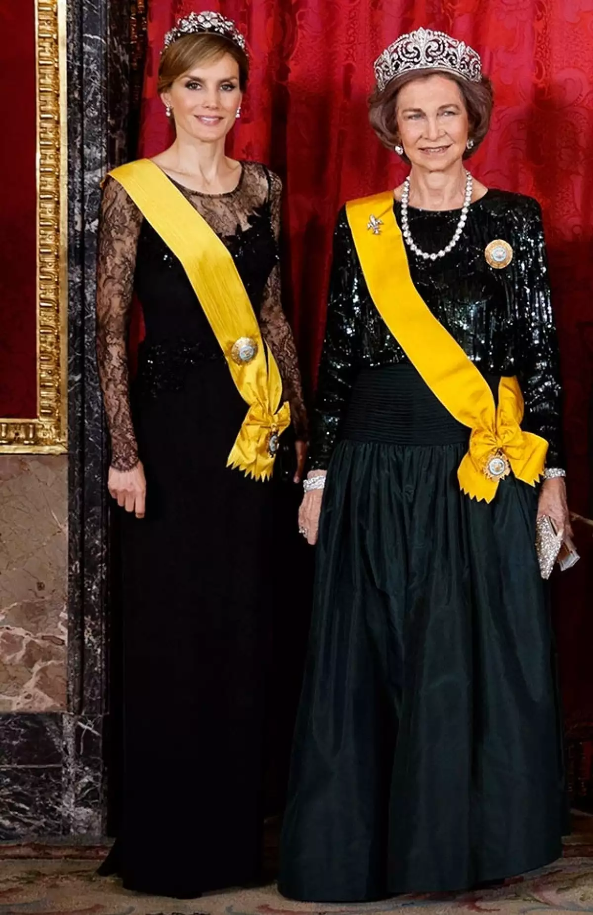 La reina Sofía también destacó con un vestido de dospiezas en color verde oscuro.