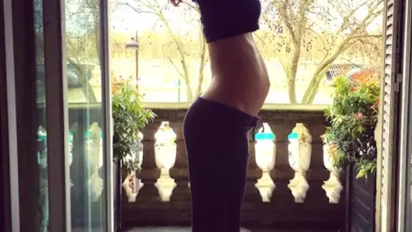 Con gran felicidad, la ex modelo publicó una foto en redes, donde muestra la evolución de su embarazo de 25 semanas.