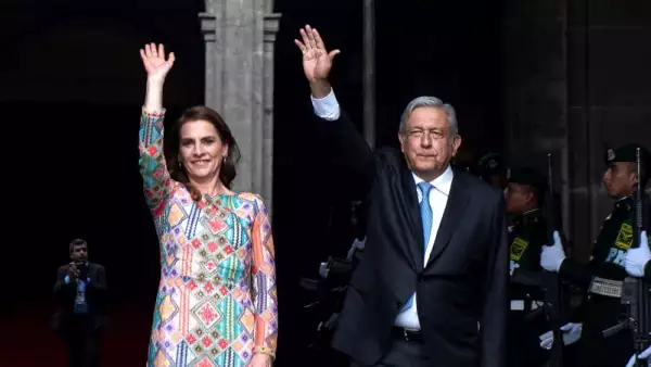 Vestido huichol de Beatriz Gutiérrez Müller 7.jpg