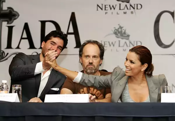 Eva Longoria se mostró muy sonriente durante la conferencia.