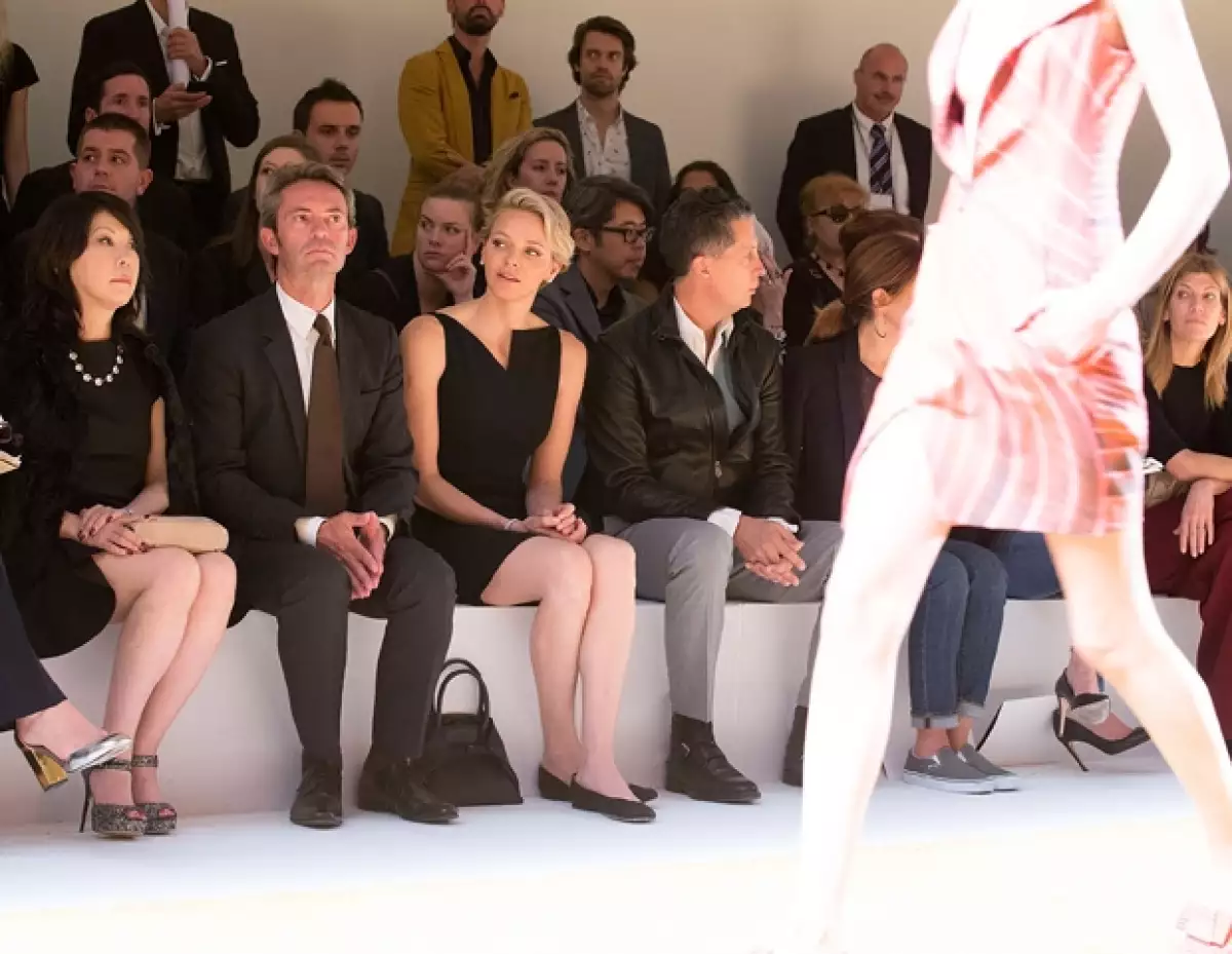 Charlene acompañó su vestido con unos cómodos flats.