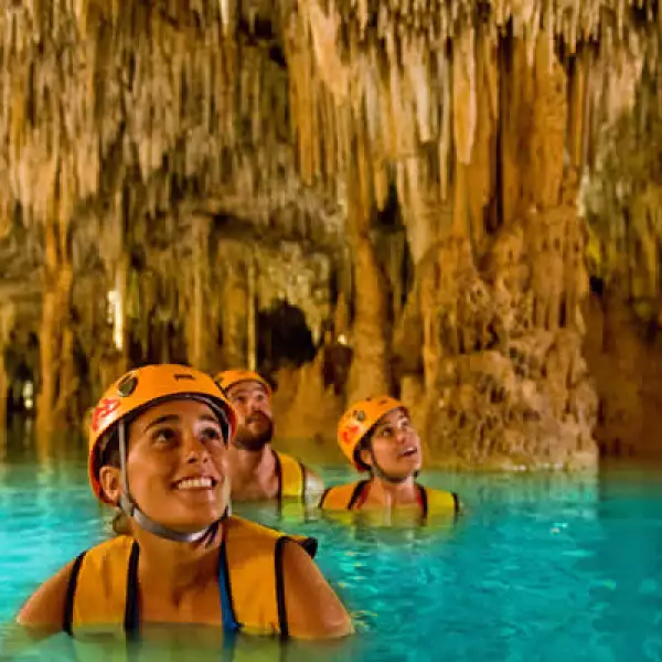 Con casco y chaleco salvavidas, podrás recorrer 400 metros en aguas cristalinas y bajo una temperatura promedio de 24°C