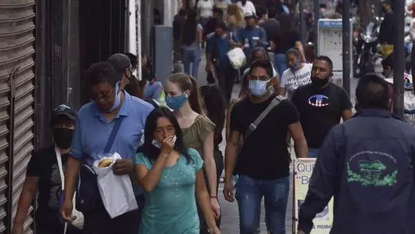 Personas caminan en la calle 16 de septiembre en el Centro Histórico, durante el semáforo naranja de la Alerta Epidemiológica de la pandemia de coronavirus (covid-19).