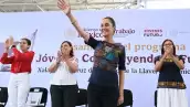 La presidenta Claudia Sheinbaum entrega apoyos del programa Jóvenes Construyendo el Futuro.