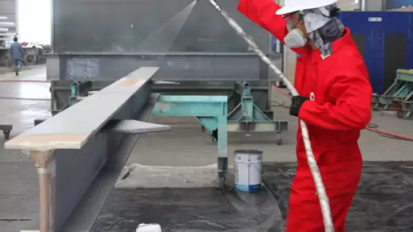 Personal de PPG Comex aplicando Pitt-Char®NX sobre una estructura de acero