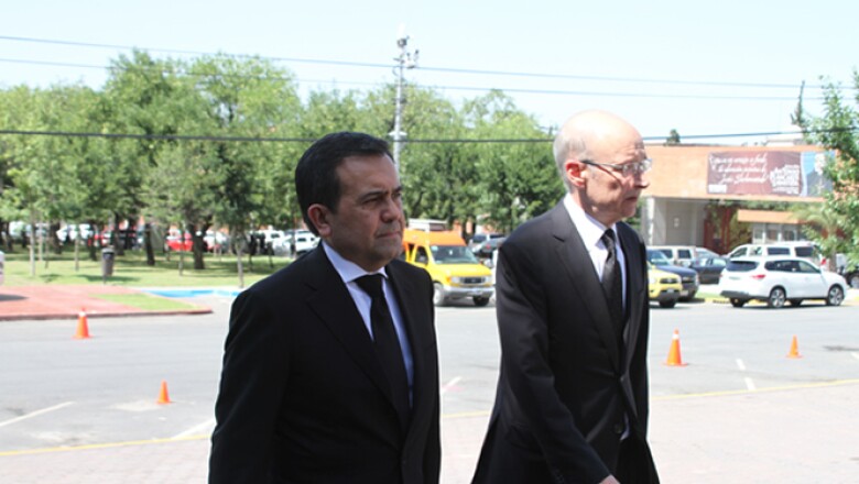 El titular de Economía, Ildefonso Guajardo, llegó en compañía de Dionisio Garza.