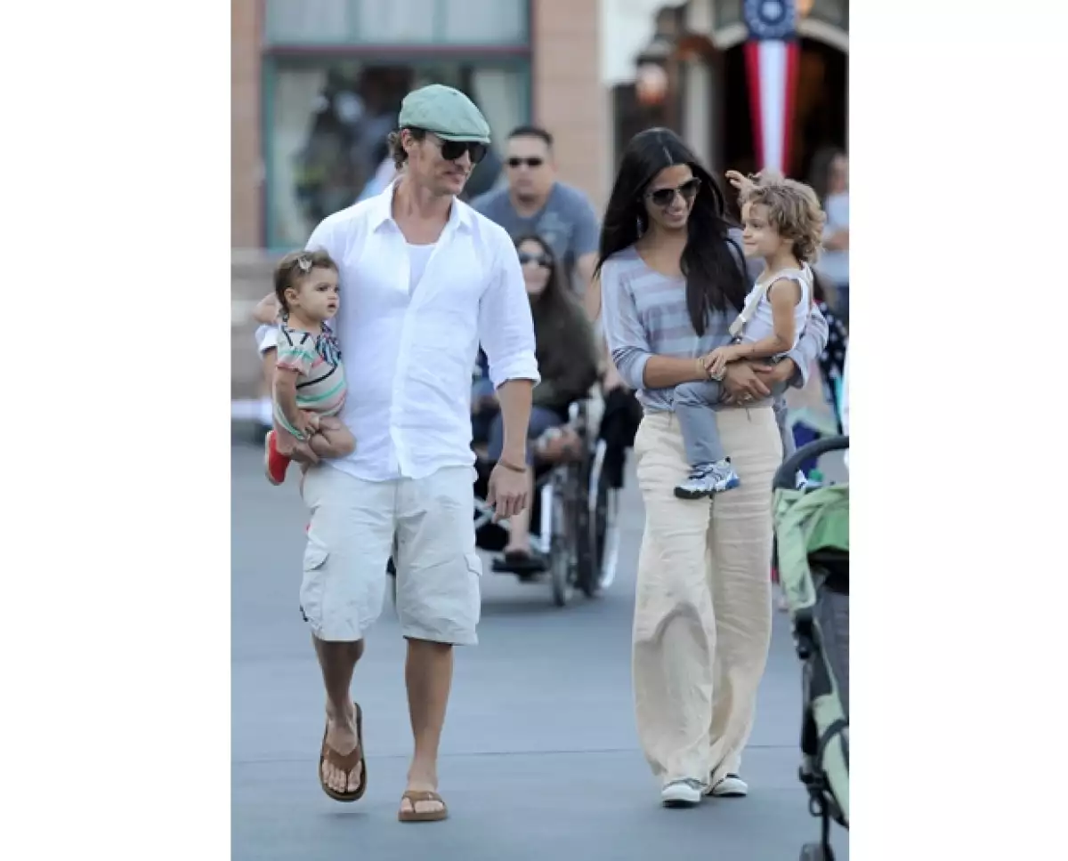 No sólo el actor de `Cómo perder a un hombre en 10 días´ es considerado un galán, sino que su esposa es muy guapa y sus niños muy lindos. Conócelos.